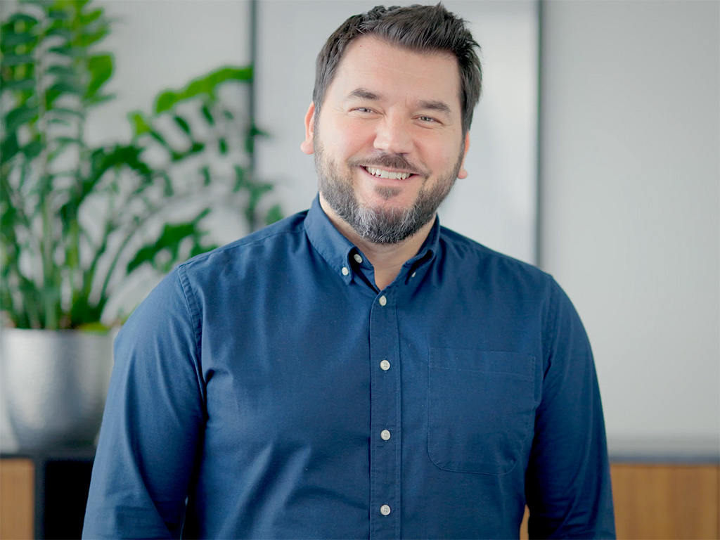 allgeier-tile__4by3–man-blue-shirt