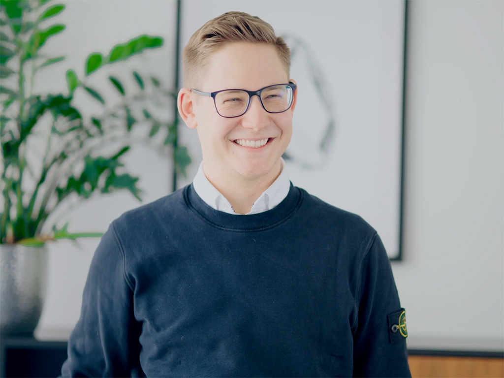 allgeier-tile__4by3–man-with-glasses-laughing