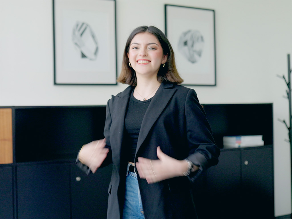 allgeier-tile__4by3–young-woman-blazer-motion-blur