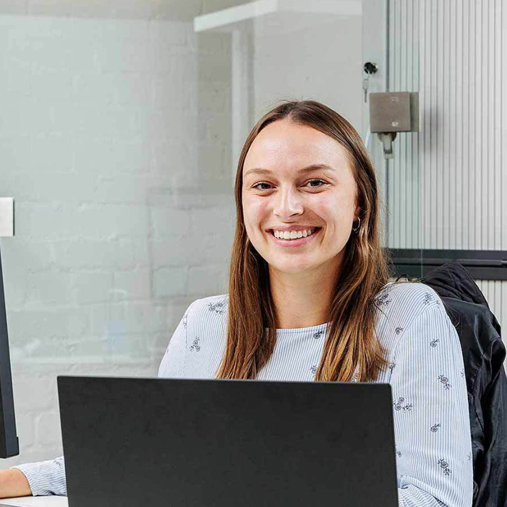 allgeier-tile__woman-behind-laptop