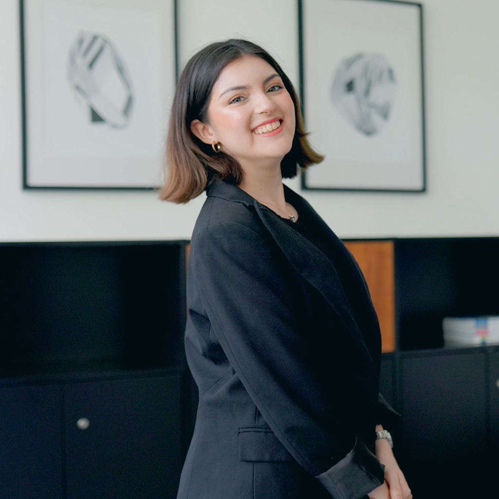 allgeier-tile__young-woman-blazer-smiling